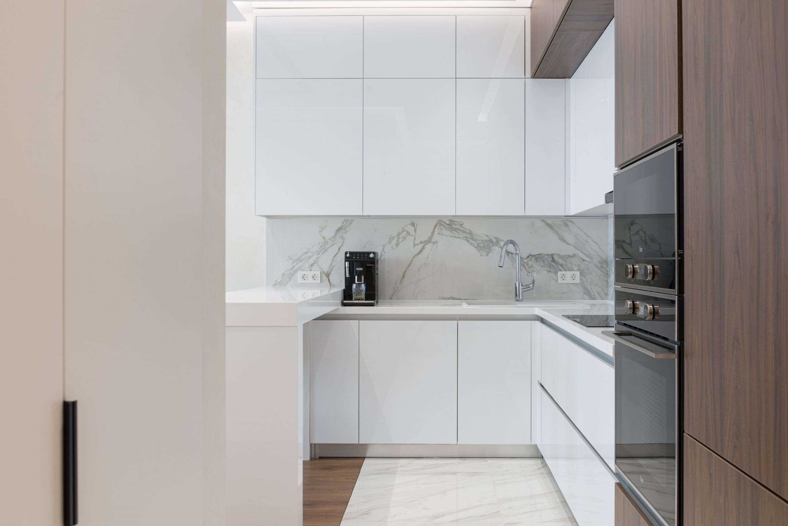 Modern Kitchen and White Marble Backsplash