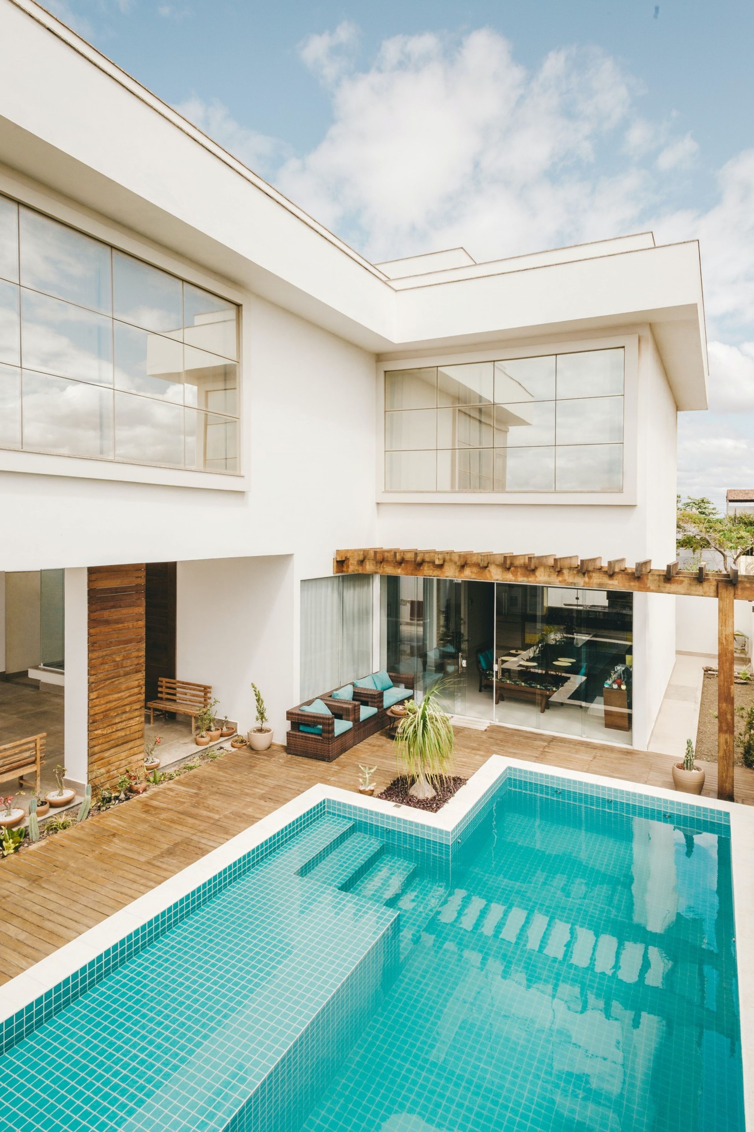 Outdoor contemporary swimming pool